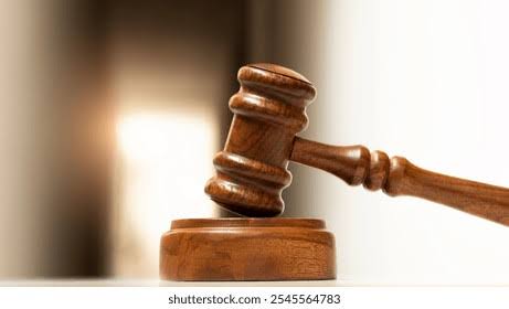 JUSTIÇA SUSPENDE DECRETO DE FÉRIAS COLETIVAS